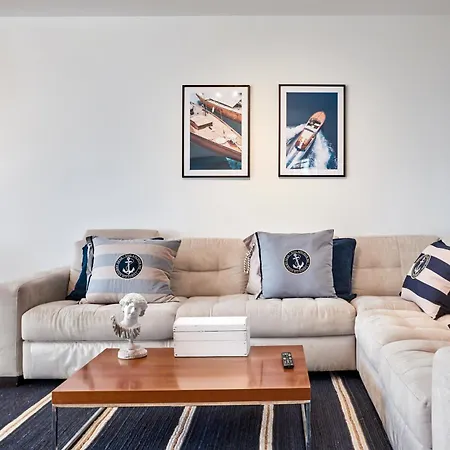 Beachfront With Private Taberna - By Welcomely Lägenhet