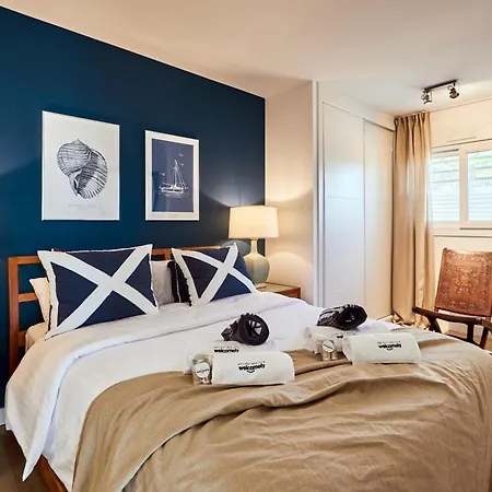 Lägenhet Beachfront With Patio - By Welcomely *